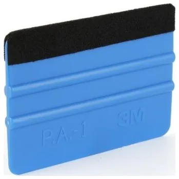 Autodílna Plastová stěrka na instalaci fólií