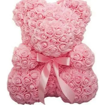 Růžový medvídek s růžovou stužkou z umělých růží Ručně vyráběná dekorace Valentýnský dárek Romantická květinová figurka Luxusní ozdoba do interiéru 25 cm