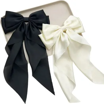Balící papír Sada 2 saténových mašlí do vlasů 36 x 21 cm Černá a bílá Elegantní vlasová ozdoba Stylový doplněk Jemný lesk Pohodlné nošení