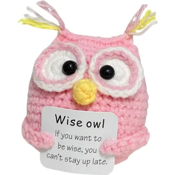 Háčkovaná sova s pozitivním nápisem Ručně vyrobená dekorace Amulet pro radost a štěstí Talismán pozitivní energie Originální dárek růžová