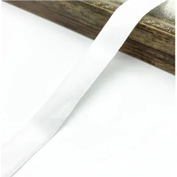 Balící papír Sametová stuha 25 mm 4,6 m Dekorativní stuha na dárky Květinové aranžmá Ozdobná textilní stuha pro kreativní tvoření Šití a dekorace bílá