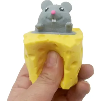 Hračka pro nejmenší Mačkací hračka myška v sýru šedá