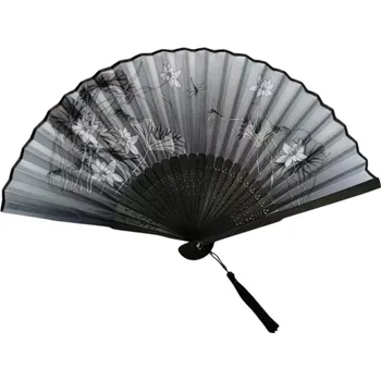 Karnevalový doplněk Čínský dámský bambusový vějíř Šedý vějíř s bílými květinami Elegantní doplněk Orientální styl Ručně malovaný skládací vějíř