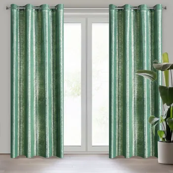 Závěs z měkkého sametu se zlatým potiskem vytvářejícím jemný vzorek