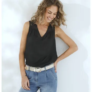 Dámské tričko Splývavý top s krajkou na ramenou černá 44