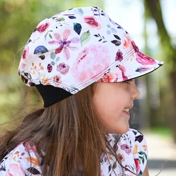 Kšiltovka bílá bavlněná kšiltovka s potiskem květů