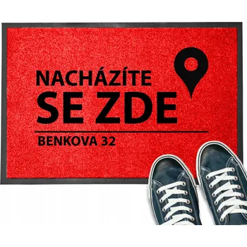 Vstupní rohožka červená s nápisem JSTE TADY VAŠE ADRESA VZ