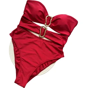 Dámské plavky Červené jednodílné plavky s kovovými ozdobami Výstřih bandeau Stylový výřez v pase Nastavitelné ramínka Letní plážový model L