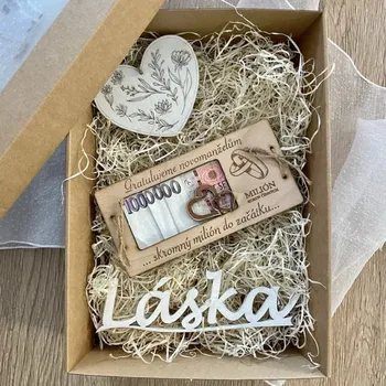 Svatební dekorace Dárková sada pro novomanžele Milion korun, Láska a dřevěné srdce Varianta: Přání se jmény novomanželů - (PLATBA PŘEDEM!)