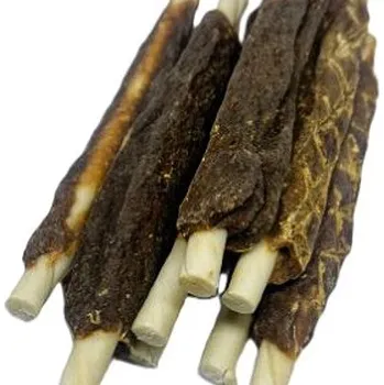 Pamlsek pro psa Salač Tyčinka z drcené buvolí kůže obalená králičím masem 250 g