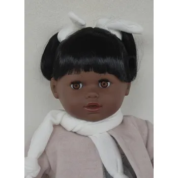 Panenka Snědá realistická panenka- Tina s bílou šálou kolem krku od španělské firmy Marina & Pau (Tina Pique - 42 cm - balená v sáčku)