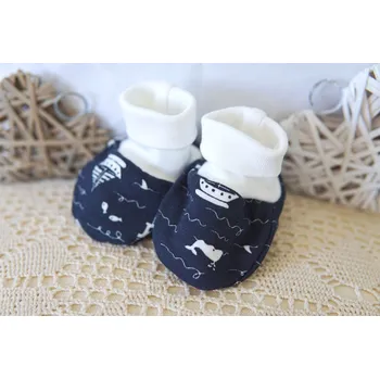 Capáčky AMÁLKA Bavlněné kojenecké capáčky, tmavé s lodičkami Velikost: 56-68