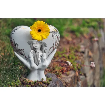 Smuteční dekorace PORCELÁNOVÁ MANUFAKTURA s.r.o. Urna Srdce v dlaních s fotografií, textem a zlatou ruční malbou