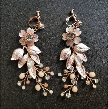 Náušnice B-TOP Dámské květinové náušnice klipsy - zlatá/ růžová