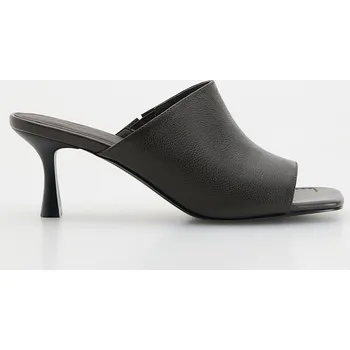 Dámské tenisky Reserved - Kožené boty mules s podpatkem - tmavě hnědá - 670EV-89X - 670EV-89X-37