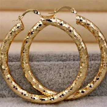 Náušnice Kruhové náušnice s elegantním vzorem ve zlaté barvě | kruhové náušnice, módní šperky