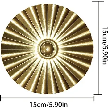 Kovová dekorace na zeď ve zlatém designu - 05-S