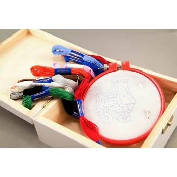 Dřevěná hračka Dětské vyšívání v dřevěné krabičce - kočárek