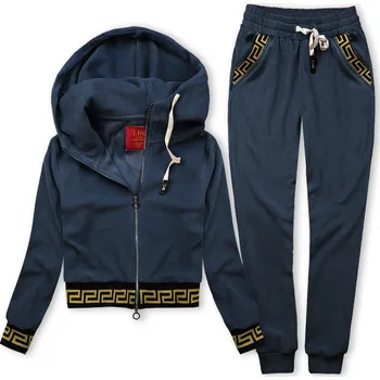 Tmavě modrá souprava se vzorovaným lemem