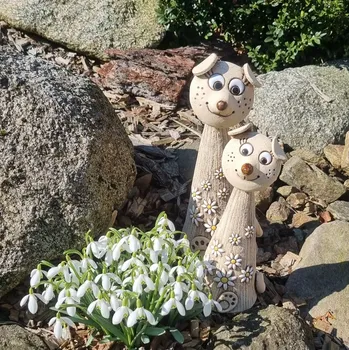 Zahradní dekorace Keramický pes se sedmikráskou - dekorace do zahrady - 25 cm