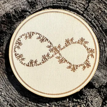 Podtácek Dřevěný podtácek se symbolem nekonečna