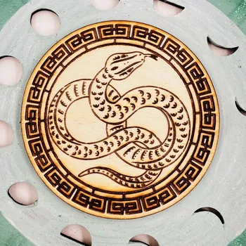 Podtácek Dřevěný podtácek s hadem pro proměnu, intuici a energii