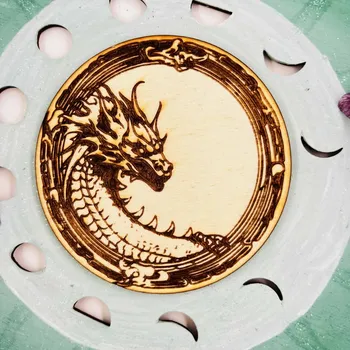 Podtácek Dřevěný podtácek s drakem - pro sílu a ochranu