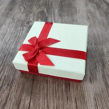 Dárková krabička Papírová krabička s červenou mašlí 8x8