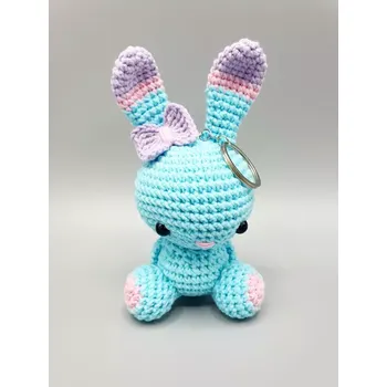 Ručně háčkovaný zajíc sedící malý modrý s fialovou jako klíčenka