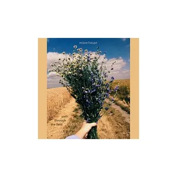 Česká hudba moon house – Path through the field