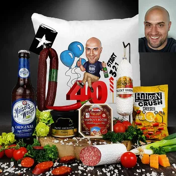 Dárkový potravinový koš Persi - Originální vtipný dárek pro muže polštář s karikaturou a dobrotami