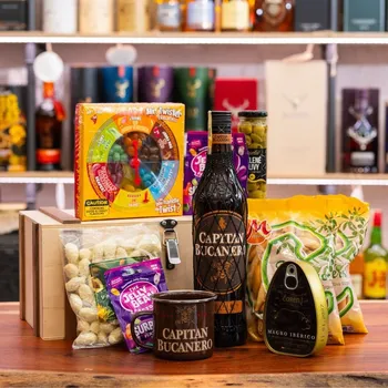Dárkový potravinový koš Alkohol.cz - Dárkový Box s Alkoholem - Capitan Bucanero Elixir 0,7l 34% Dřevěný box