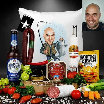 Dárkový potravinový koš Persi - Originální vtipný dárek pro rybáře polštář s karikaturou a dobrotami