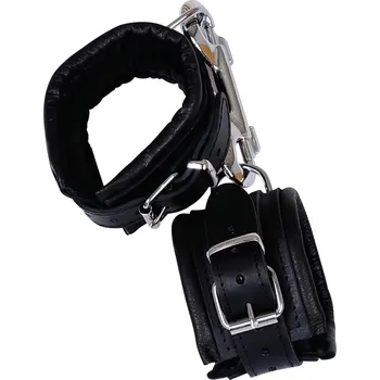 ZADO - kožená pouta na zápěstí s karabinou (černá)