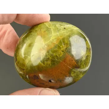 Přírodní kámen Hladký kámen opál zelený 130g