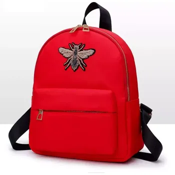 Červený menší batůžek s čmelákem