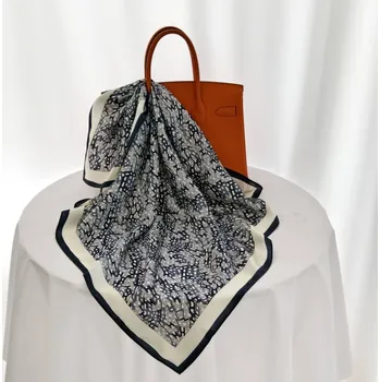 Šátek HEDVÁBNÝ SVĚT Černo-bílý labyrint Černá