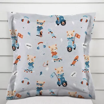 Povlak na dekorativní polštářek Dětský bavlněný povlak na polštář s lemem Sandra SA-599 Méďové na motorkách a skateboardech na světle šedomodrém 40 x 60 cm