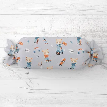 Dekorativní polštářek Dětský polštář válec bonbon Sandra SA-599 Méďové na motorkách a skateboardech na světle šedomodrém 15x40 cm