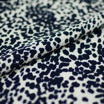 Šatovka ivory krep, modrý puntíkatý vzor, š.145