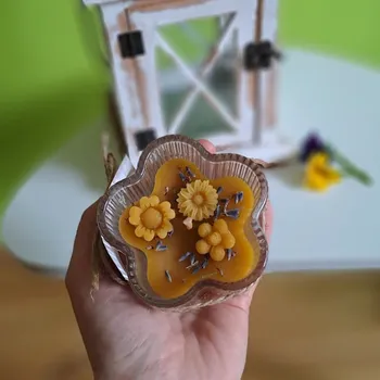 Svíčka Svíčka 100% včelí vosk Rozkvetlá louka levandule (Tato svíčka byla vyrobena ručně z pravého včelího vosku vyčištěného do nejvyšší možné kvality.)