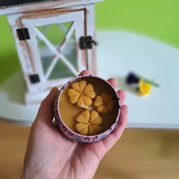 Obraz Svíčka ze 100% včelího vosku Mandala čtyřlístky (100% přírodní, mají příjemnou medovou vůni, stabilně hoří, neprskají, pohlcují nepříjemné pachy včetně cigaretového kouře)