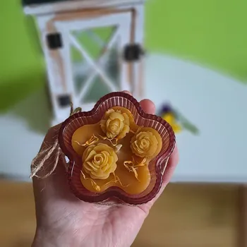 Svíčka Svíčka 100% včelí vosk Rozkvetlá louka s květy měsíčku - červená (Tato svíčka byla vyrobena ručně z pravého včelího vosku vyčištěného do nejvyšší možné kvality.)