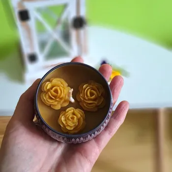 Obraz Svíčka ze 100% včelího vosku Mandala růžičky (100% přírodní, mají příjemnou medovou vůni, stabilně hoří, neprskají, pohlcují nepříjemné pachy včetně cigaretového kouře)