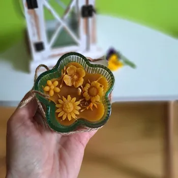 Svíčka Svíčka 100% včelí vosk Rozkvetlá louka s květy měsíčku - zelená (Tato svíčka byla vyrobena ručně z pravého včelího vosku vyčištěného do nejvyšší možné kvality.)