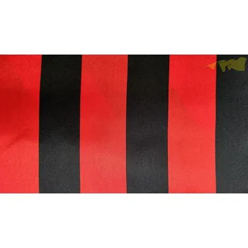 červený satén černé pruhy