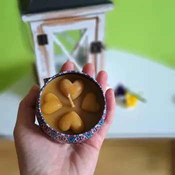 Obraz Svíčka ze 100% včelího vosku Mandala srdíčka (100% přírodní, mají příjemnou medovou vůni, stabilně hoří, neprskají, pohlcují nepříjemné pachy včetně cigaretového kouře)