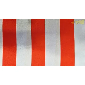 bílý satén červené pruhy