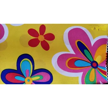 žlutý satén s květy