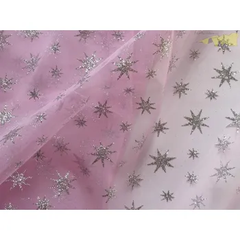 růžový vánoční tyl se stříbrnými vločkami